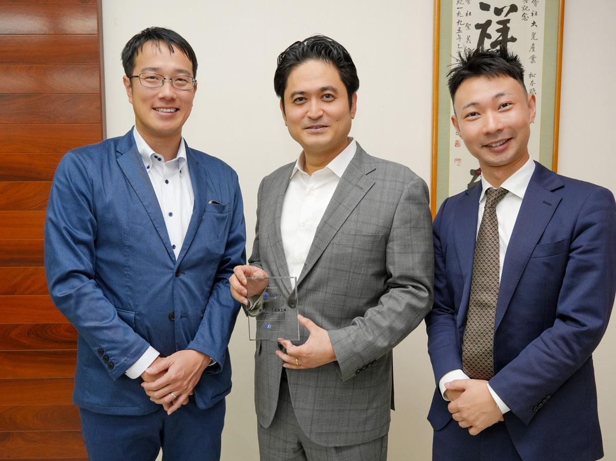 株式会社大晃ソレイユホールディングス 代表取締役社長 松本 章仁 氏(中央) ストライク 板東 伊吹(左) 矢島 佑哉(右)
