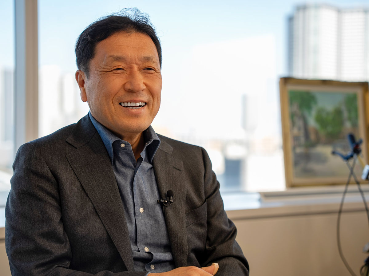 インタビューに応じる西山氏