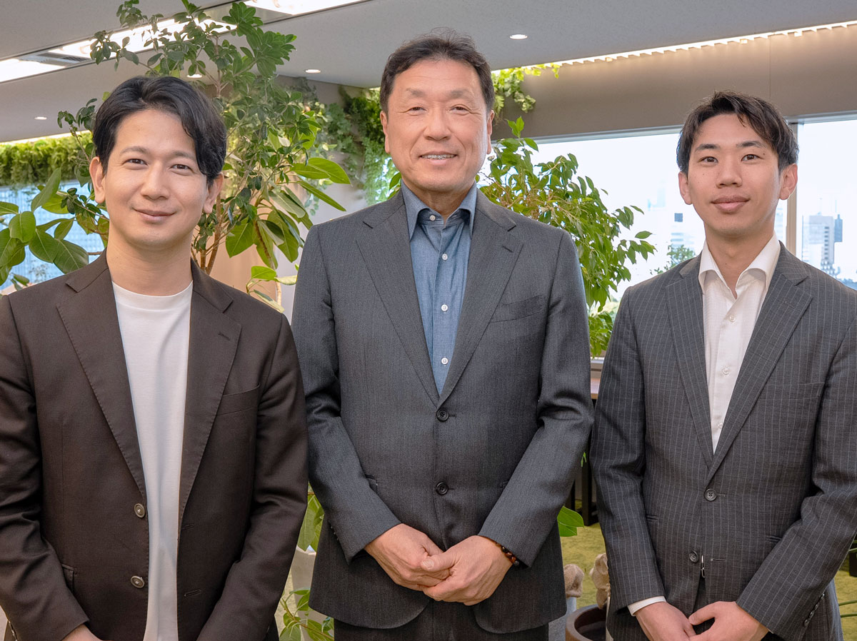 中央 西山 統氏、右 ストライク石川 衛、 左 長谷川 奨