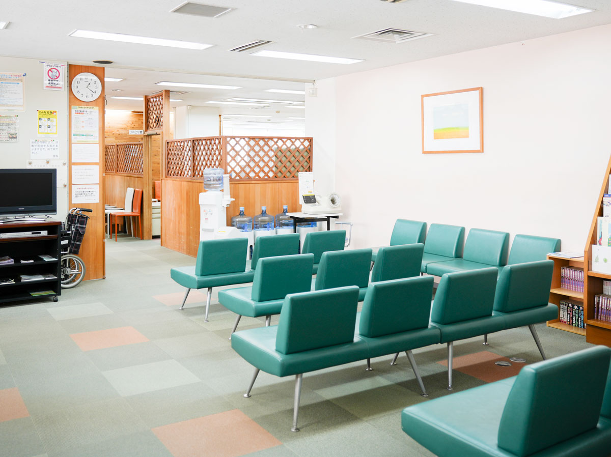 受付のすぐ前にある、広々とした待合スペース