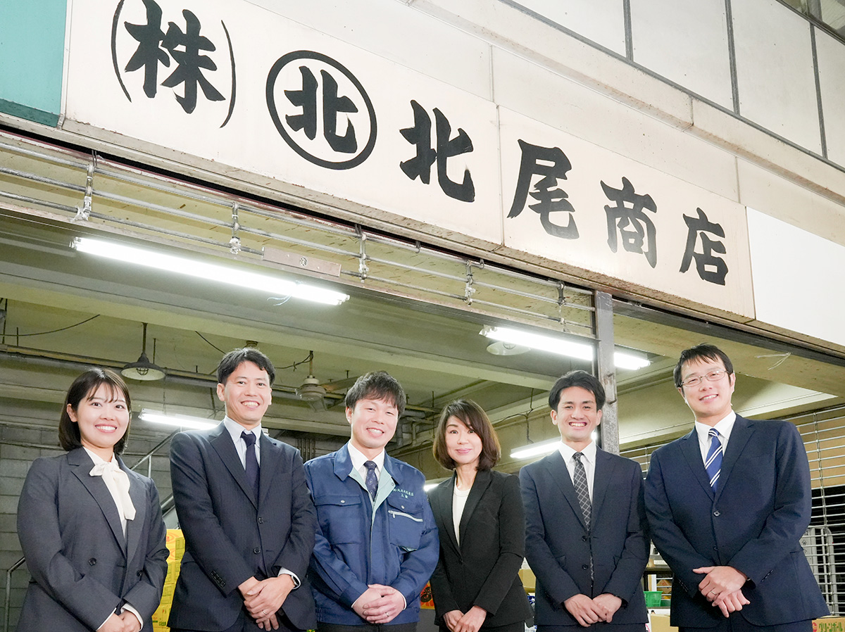 株式会社丸北 北尾商店 代表取締役 上撫 直哉 氏、株式会社丸北 北尾商店 相談役 北尾 圭子 氏、株式会社YMFGキャピタル 取締役 藤本 孝 氏、株式会社YMFGキャピタル シニアマネージャー 光永 勇貴 氏、ストライク吉田、ストライク板東