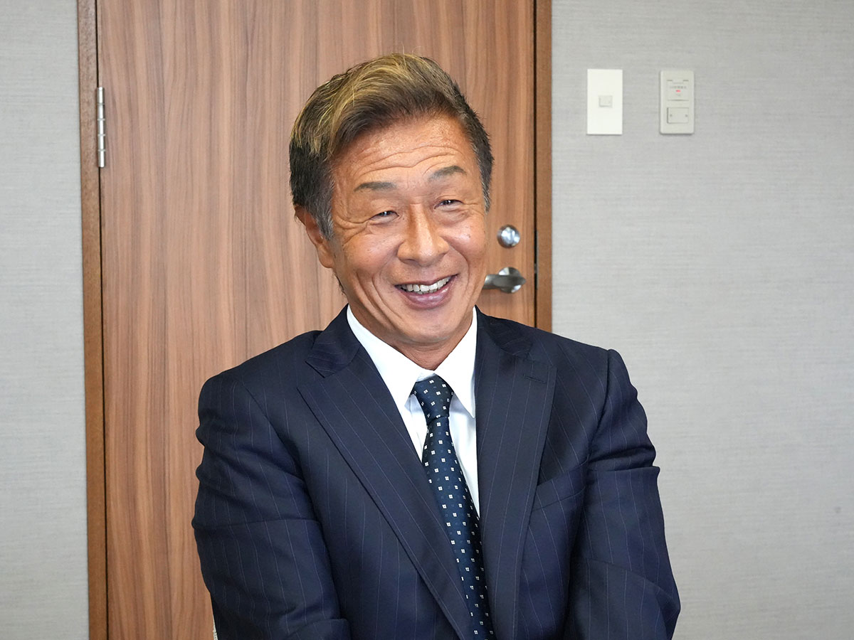 「高速道路」という言葉の真意について笑顔で語る千頭氏