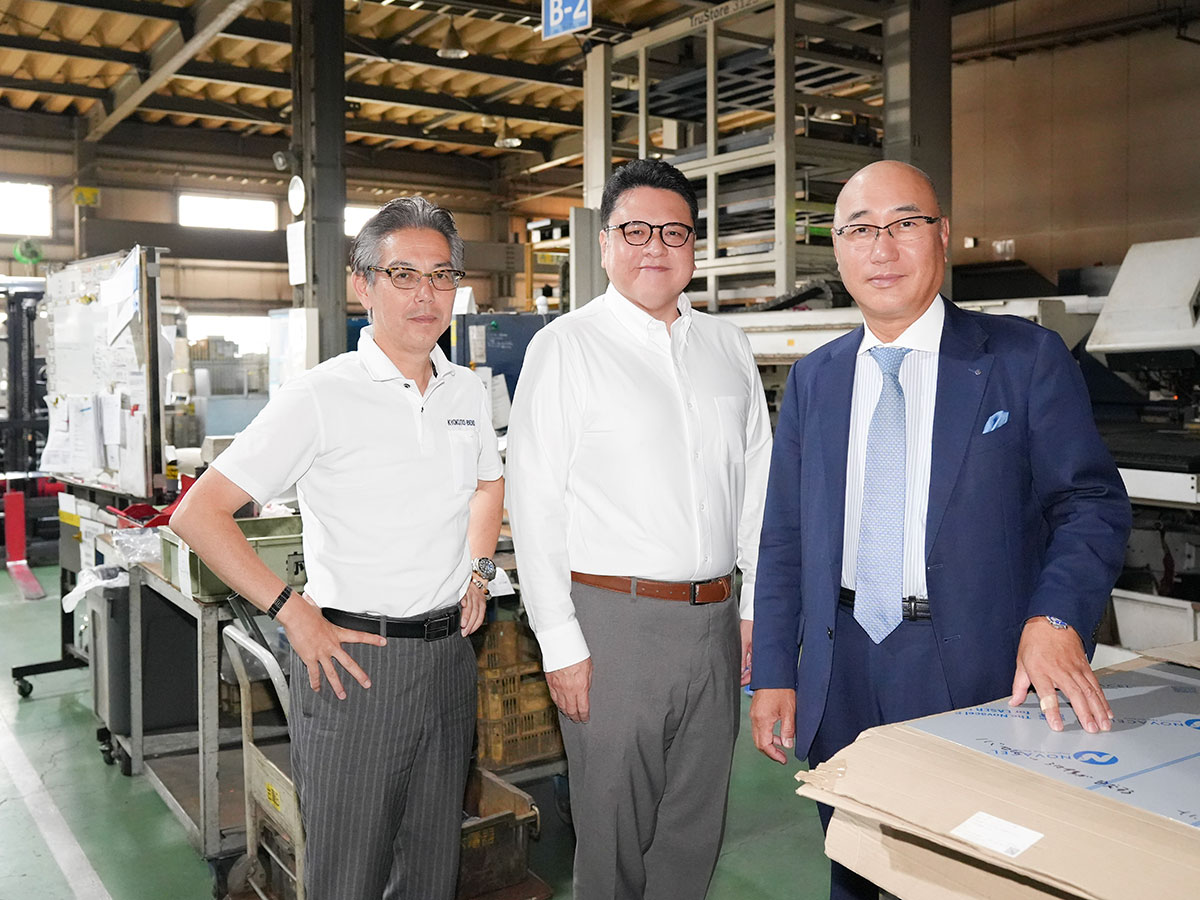 株式会社ハイ・テック 代表取締役 濵野 智一 氏、株式会社メタルホールディングス 代表取締役 CEO 塙 良太郎 氏・取締役 COO 豊田 直樹 氏