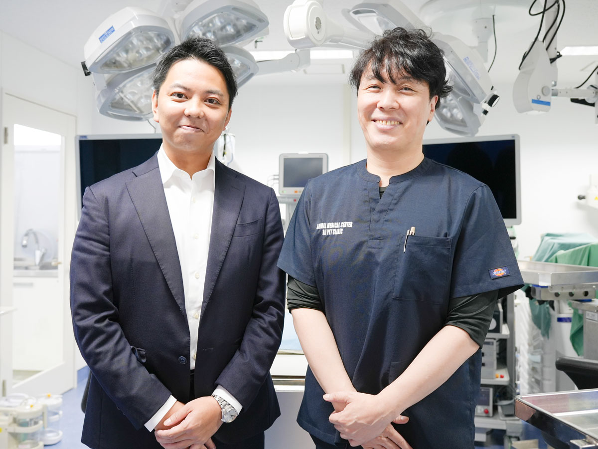 左から 担当したストライクの市村、重本氏