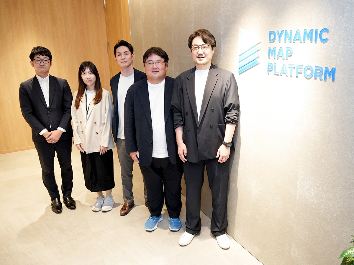 ダイナミックマッププラットフォーム株式会社 代表取締役社長CEO 吉村 修一 氏・執行役員コーポレート統括兼社長室長 猪俣 光俊 氏・社長室主査 川端 出 氏、ストライク清野