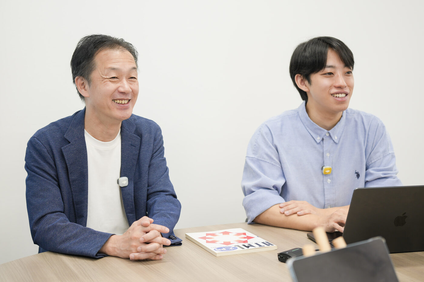 対談中の荒井邦彦と山本新氏