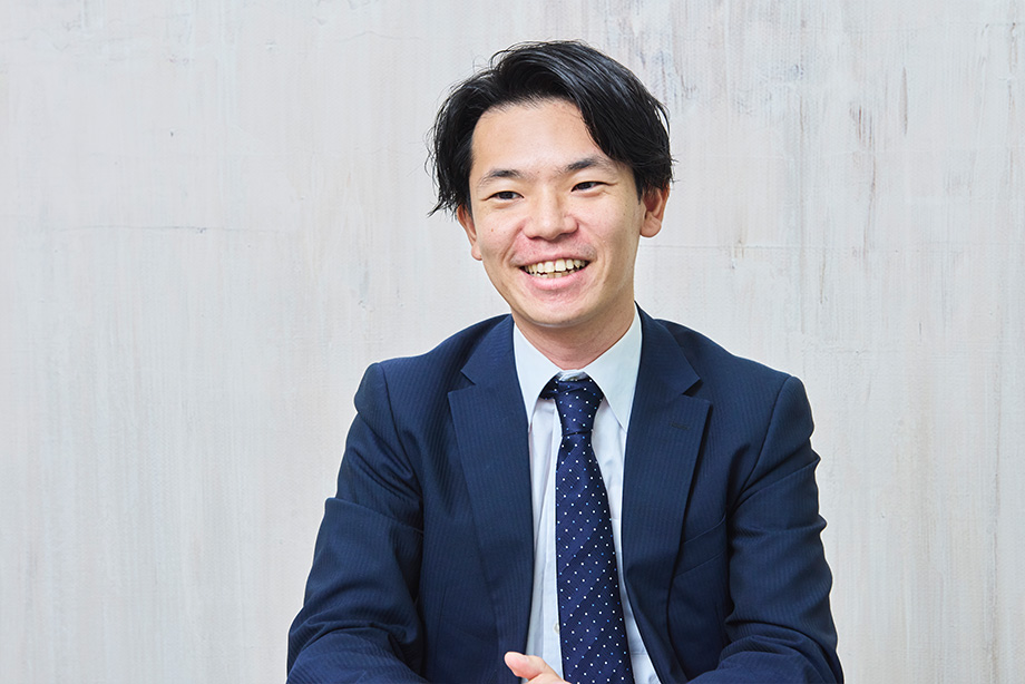 秋吉洋斗のインタビュー風景