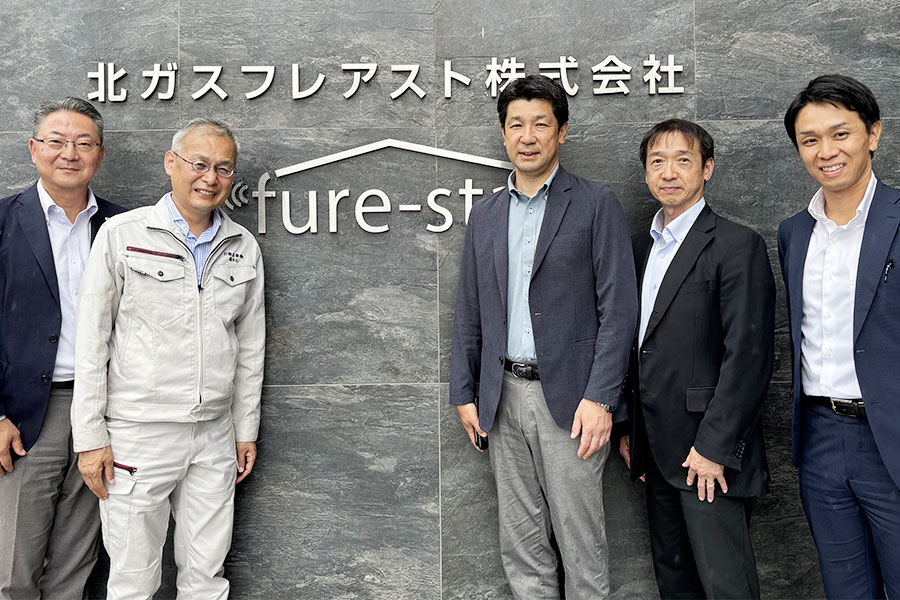 北ガスフレアスト株式会社 代表取締役社長 日南産業株式会社 代表取締役社長 高橋 憲司 氏,北ガスフレアスト株式会社 常務執行役員 総合企画部長 髙橋 恒行 氏, 日南産業 取締役常務執行役員 嘉多山 氏, 日南産業 取締役常務執行役員 青木 氏, ストライク田中