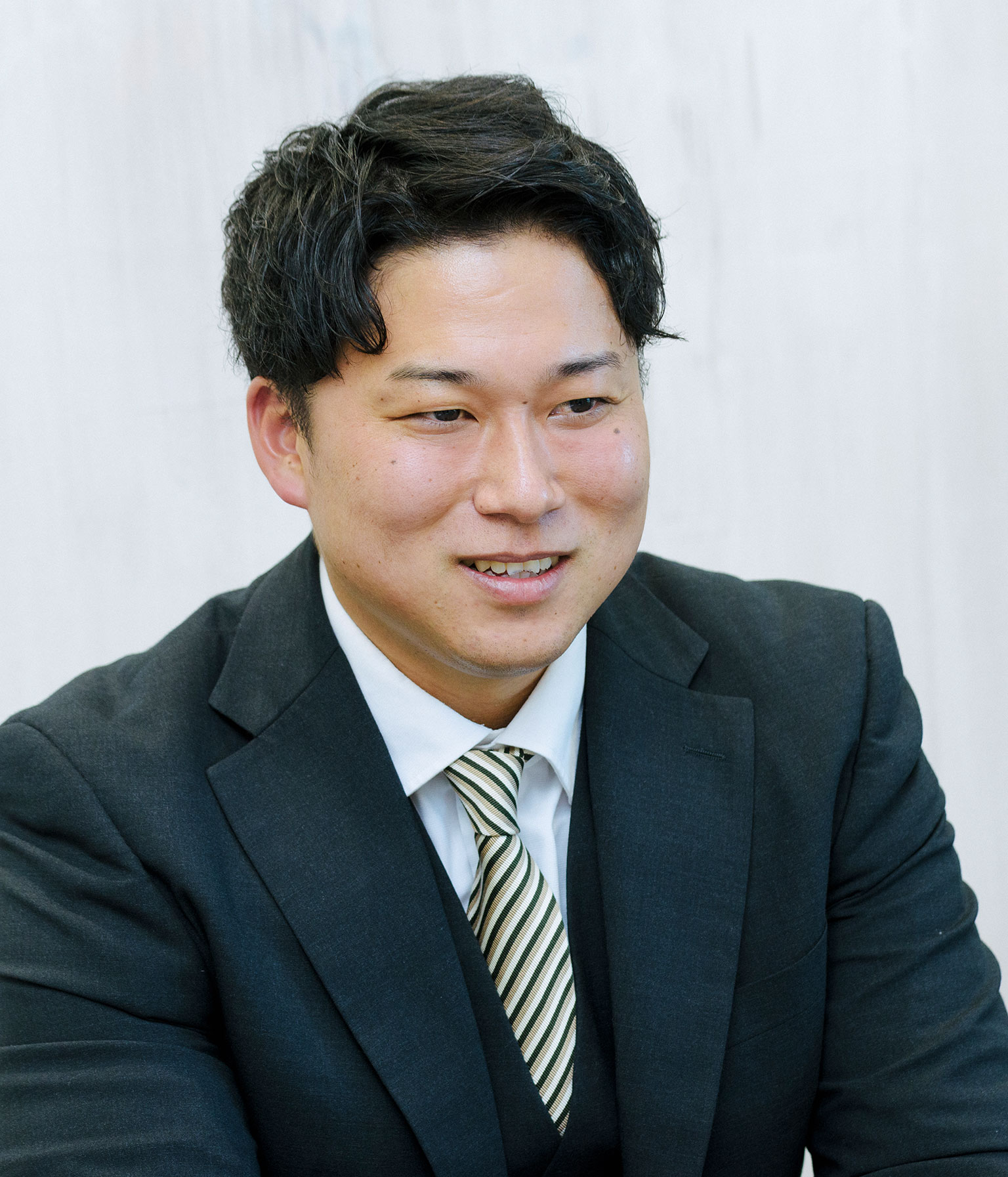 鴨志田舜人のインタビュー風景
