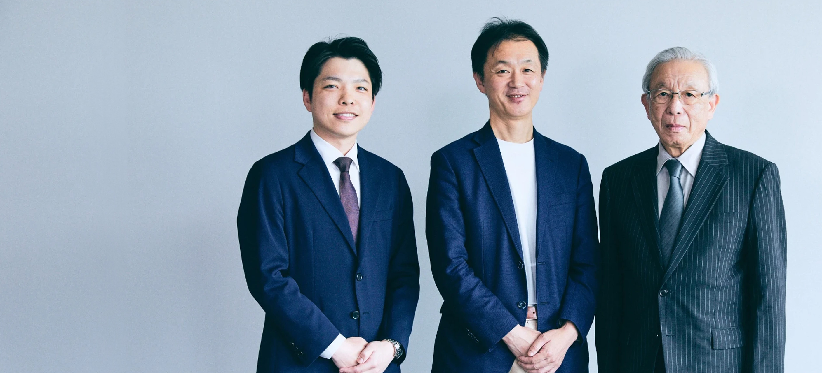 代表の荒井、相談役の鈴木、豊住の集合写真