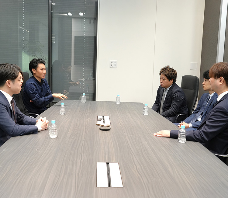 インタビューイメージ 株式会社PeopleX 代表取締役CEO 橘 大地 氏、株式会社PeopleX CFO 開田康志 氏、株式会社PeopleX Head of Agent 中川 秋星 氏、アクティブ・コネクター株式会社 代表取締役 松本 麻美 氏、デロイトトーマツベンチャーサポート株式会社 M&Aアドバイザリーリーダー 鈴木 二功 氏、ストライク豊住