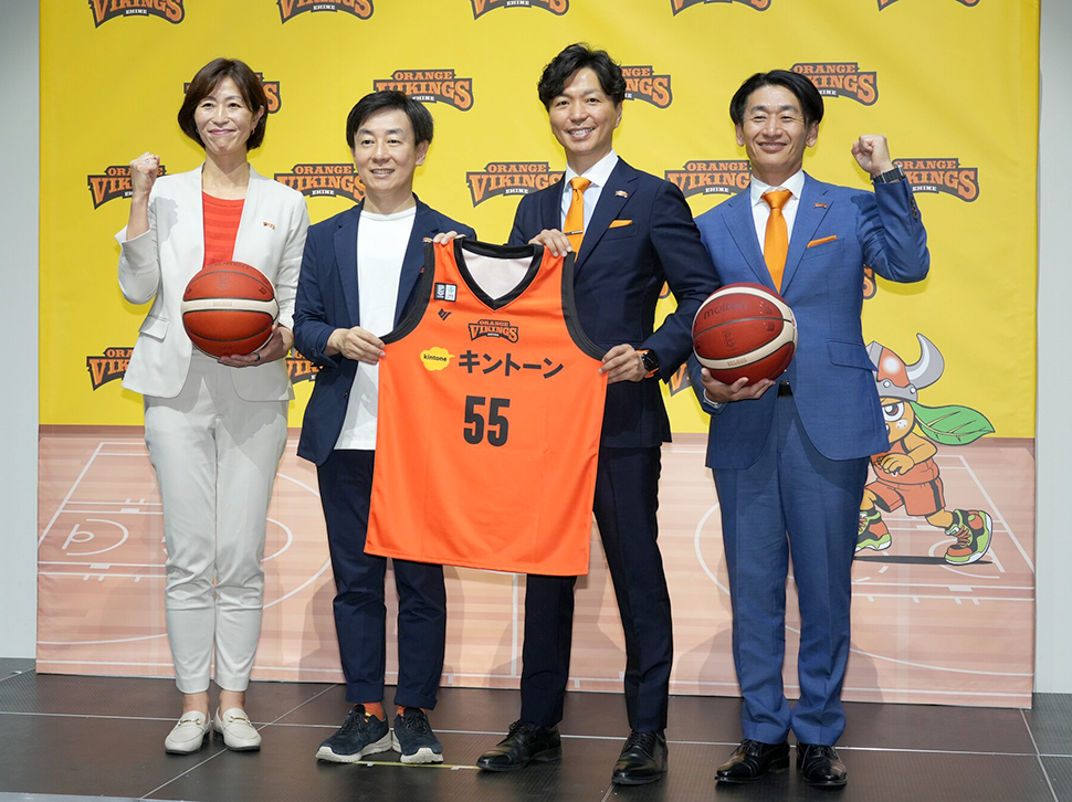 インタビューイメージ サイボウズ株式会社 代表取締役社長 青野 慶久氏、サイボウズ株式会社 執行役員 人事本部長 兼 チームワークあふれるまちづくり室長 中根 弓佳氏、株式会社エヒメスポーツエンターテイメント 取締役副会長 河原 成紀氏、株式会社エヒメスポーツエンターテイメント 代表取締役社長 北野 順哉氏