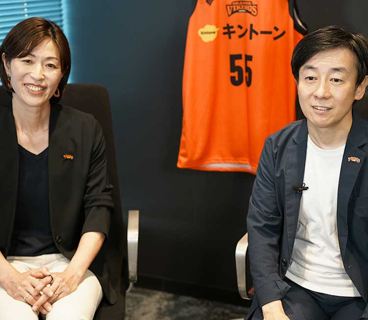 インタビューイメージ サイボウズ株式会社 代表取締役社長 青野 慶久氏、サイボウズ株式会社 執行役員 人事本部長 兼 チームワークあふれるまちづくり室長 中根 弓佳氏