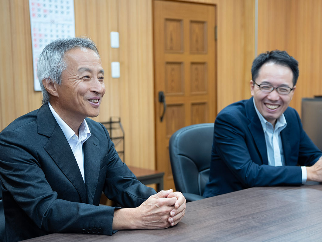 妙中鉱業株式会社 取締役 経営企画室長 新庄 達也 氏・経営企画室 課長 比佐 京太郎 氏